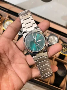 Poidagar 930 Butterfly Look 🦋 Poidagar 930 মডেল— প্রিমিয়াম স্টাইলের পুরুষদের কোয়ার্টজ ঘড়ি। স্টেইনলেস স্টিল বডি, ডে-ডেট ডিসপ্লে ও আকর্ষণীয় Butterfly ডিজাইন। জং ও মরিচা প্রতিরোধী, দীর্ঘদিন ব্যবহারের জন্য উপযোগী। দৈনন্দিন ব্যবহার ও গিফটের জন্য দারুণ।